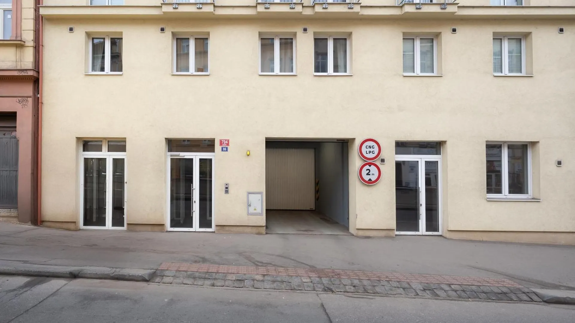Prague Days - Attic 1Bdr Apt - Workspace - Garage - Smichov Apartment